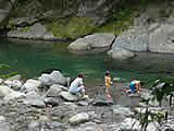 福士川で遊ぶ子供たち